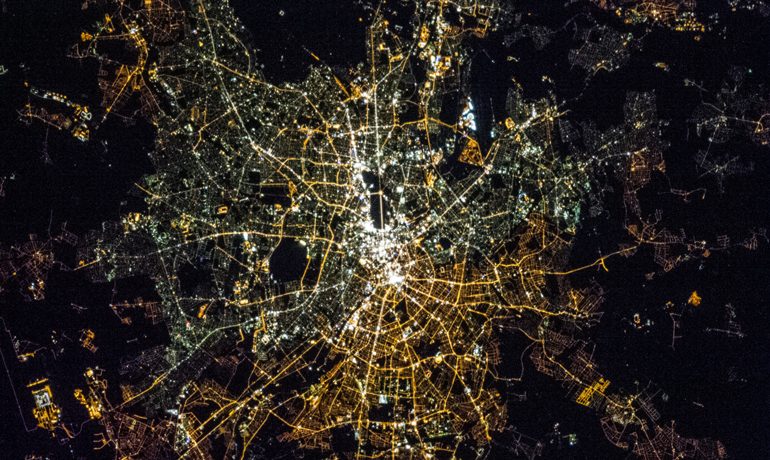 Luftaufnahme von Berlin bei Nacht