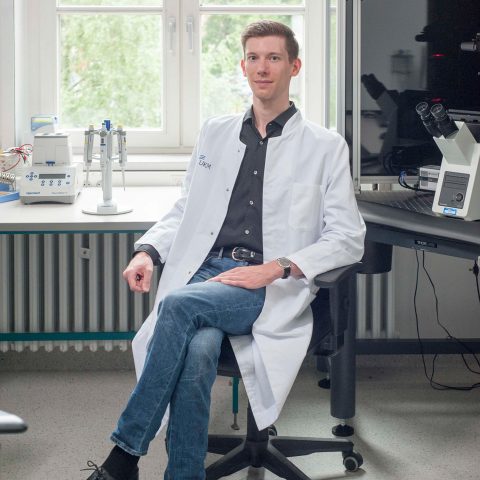 Christian Schiffer an seinem Arbeitsplatz