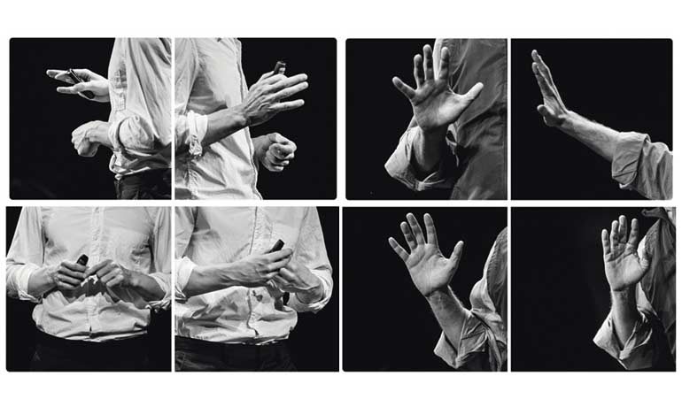 Die Häne eines Mannes, der einen Vortrag hält