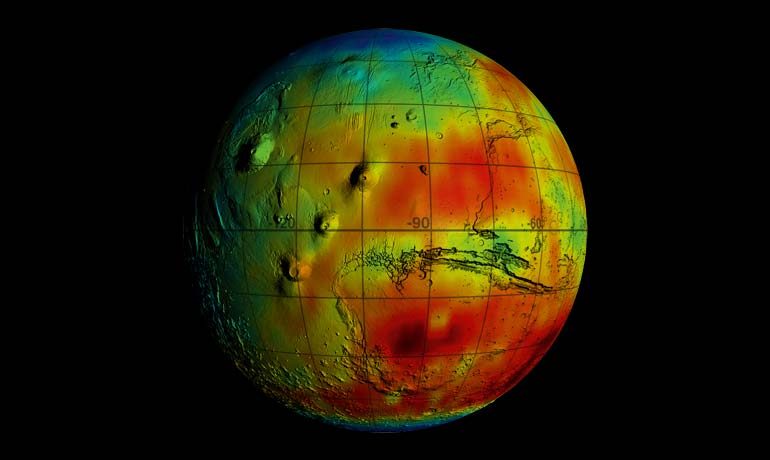 Die Daten der Neutronensonden an Bord der Mars Odyssey offenbaren, dass der Wassergehalt in den oberen Schichten des Marsbodens bis zu 50 Volumenprozent beträgt (blau).