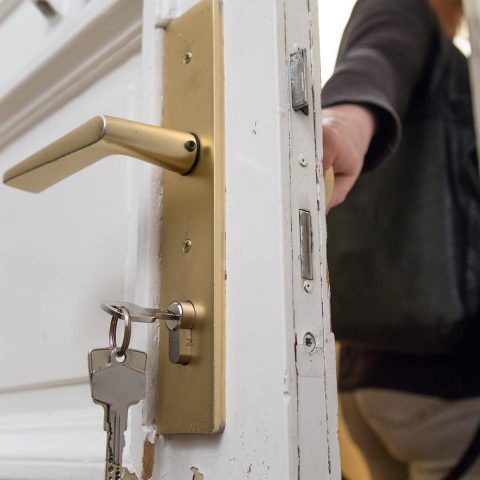 Eine Person verlässt die Wohnung, der Schüssel steckt noch von innen