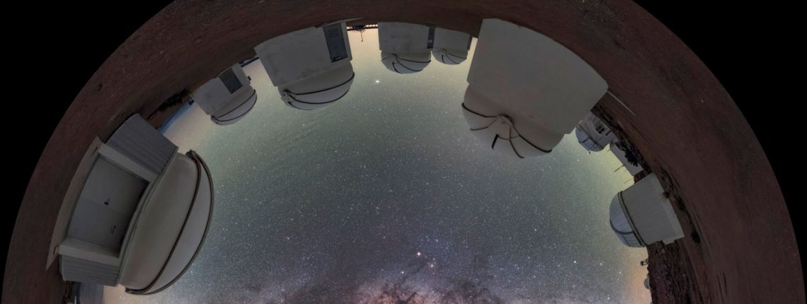 Blick durchs Fischaugenobjektiv: Die Milchstraße am Himmel über dem Cerro Tololo Inter-­American Observatory am Rande der chile­nischen Atacama-Wüste